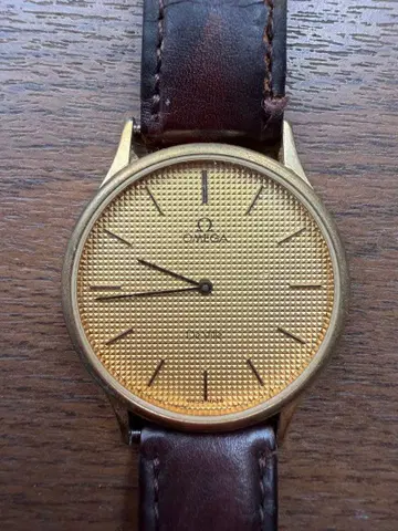 OMEGA 골드 텍스처 다이얼 시계