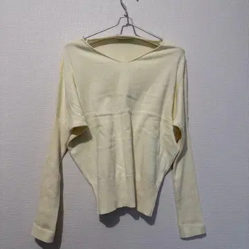 Chaco closet 크림색 V넥 니트 스웨터 긴팔 루즈핏