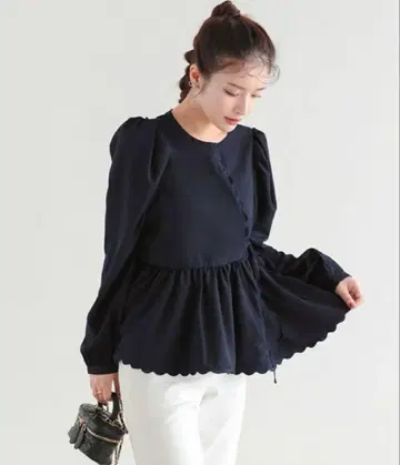 Fitmore YUKI 콜라보 스캘럽 아지메 블라우스 네이비 페플럼