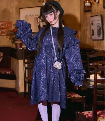 쿠틸과 레트로 미니 원피스