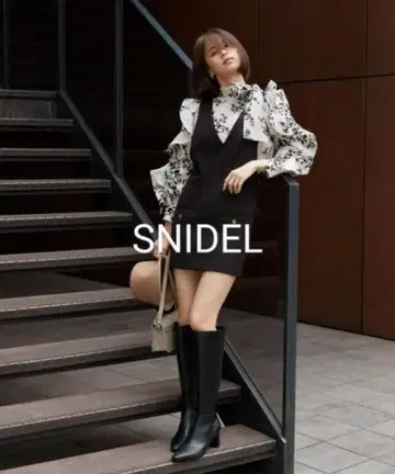 snidel V넥 미니 원피스 오간 플로키 블라우스 세트