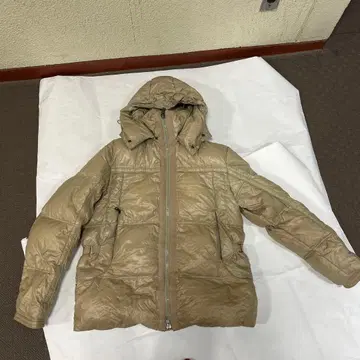 베이지 후드 부착 다운 자켓