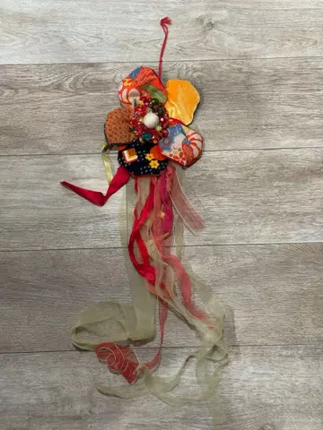 BEAMS의 오리지널 핸드메이드 브로치