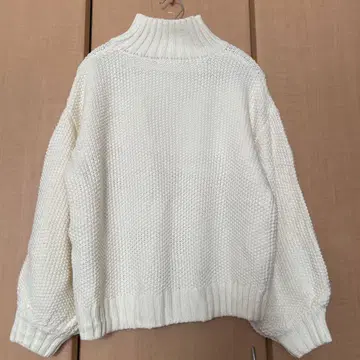 스튜디오 클립 화이트 볼륨 소매 터틀넥 니트 스웨터