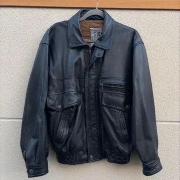 블랙 가죽 자켓 포켓 부착