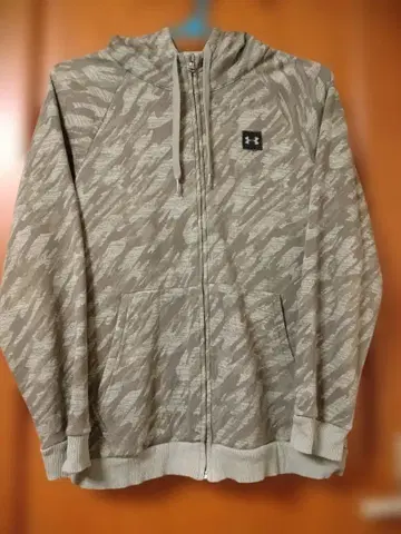 [ 가격 인하 ] 언더 아머 카모 패턴 풀 집업 후드티