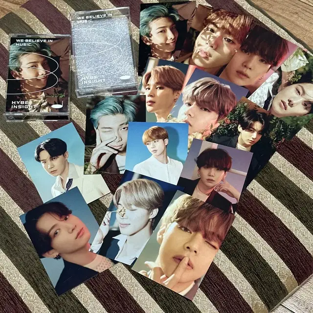 하이브인사이트 전시 방탄포카