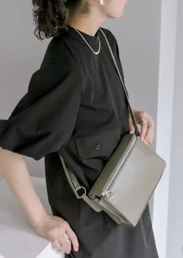 [ 새상품 ] 이아 파피요네 스퀘어 숄더백 백 카키