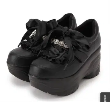 리본 포함 블랙 컬러 플랫폼 스니커즈