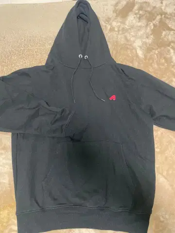 블랙 후드티 빨간색 로고 자수