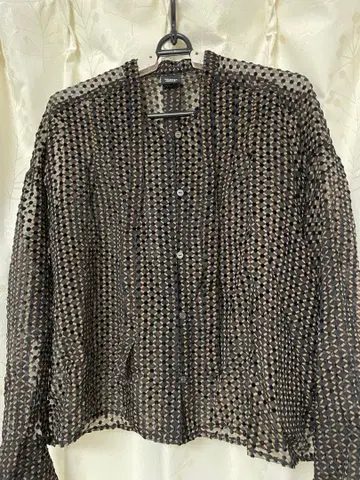 그레디브리피앙트 시어 블라우스 기하학 도트 블라우스 블랙 x 브라운