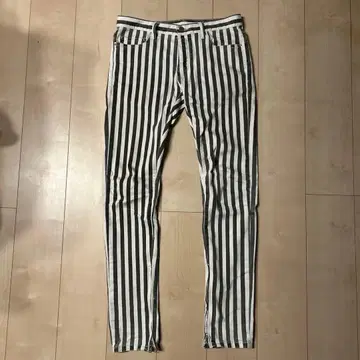 스트라이프 디자인 슬림핏 데님