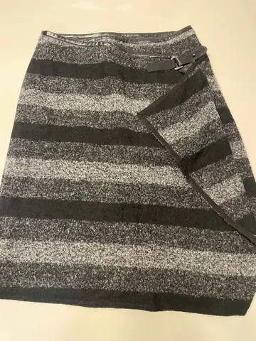 월드의 그레이와 블랙 랩스커트