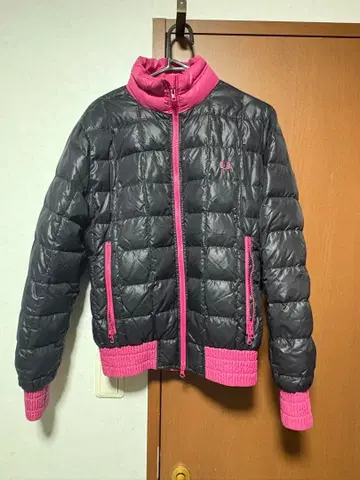 다운 자켓 블랙과 핑크 퀼팅