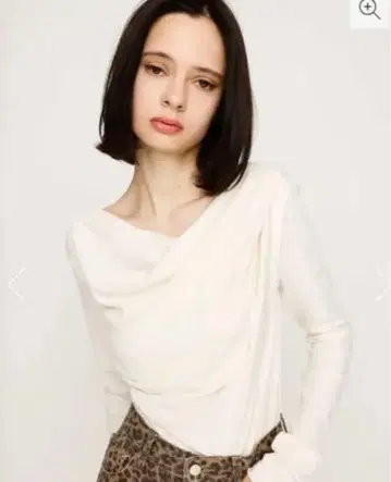 SLY 오프숄더 아이보리 상의