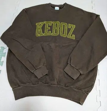 KEBOZ 브라운 로고 맨투맨
