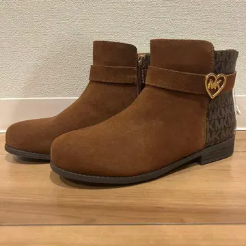 [ 미사용 새상품 ] 마이클코어스 엠마 하트 모노그램 사이드 지퍼 숏부츠