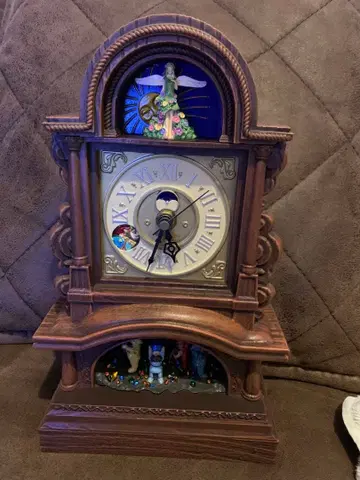 귀를 기울이면 지구 상점의 25주년 기념 시계