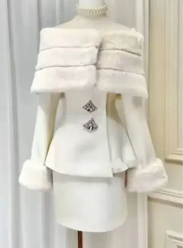 왕홍 오프숄더 퍼 포함 셋업