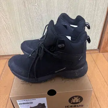 아이스버그 스파이크 슈즈