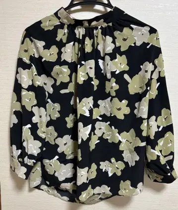 QUARee 스탠딩 칼라 A라인 개더 꽃 패턴 블라우스 셔츠