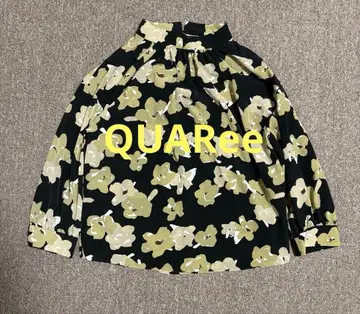 QUARee 스탠딩 칼라 A라인 개더 꽃 패턴 블라우스 셔츠