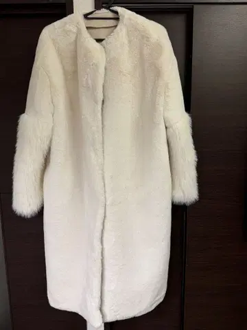 화이트 퍼 and 무스탕 코트 2 size 택 포함