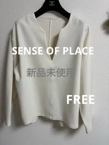 미사용 새상품 택 포함 SENSE OF PLACE 아이보리 V넥 상의