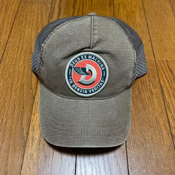 DEUS EX MACHINA 카키 캡