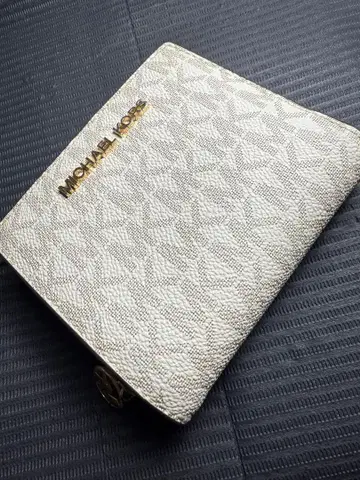 MICHAEL KORS 실버 이단 접이식 지갑