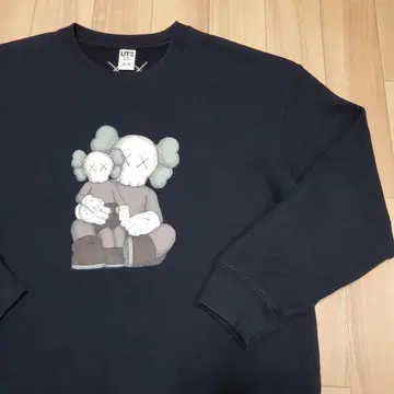 유니클로 x KAWS 콜라보 쭈리 맨투맨 트레이닝복