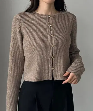 [택 포함 새상품] Louere 하트 버튼 숏 니트 가디건 모카