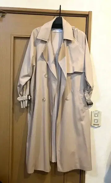 슈가 로즈 씨의 뒷부분 플리츠 트렌치코트 베이지