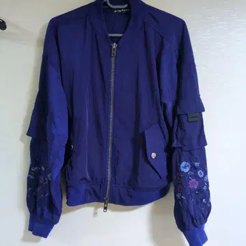 드럭스토어의 보라색 자수 블루종