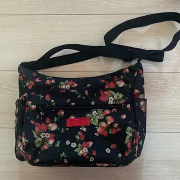 (새상품급) Pink House 토끼 딸기 숨바꼭질 숄더백