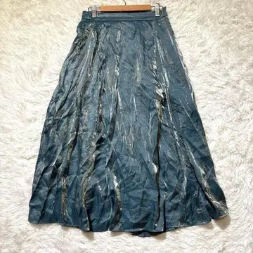 [ KBF ] 메탈릭 플리츠 스커트 파랑 롱 기장 F 광택감 캐주얼