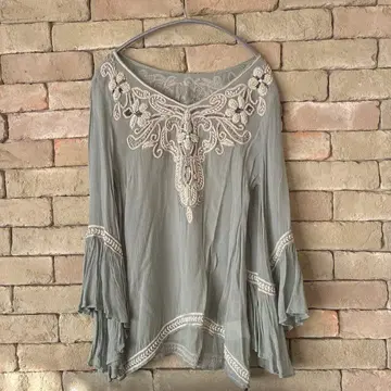 자수 플레어 소매 그레이 셔츠