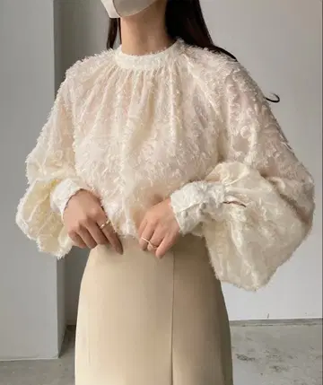 샤기 퍼프 슬리브 블라우스