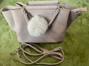 연한 핑크색 숄더백