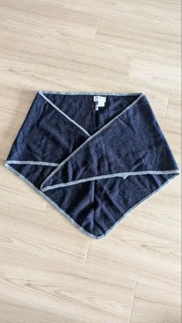 레리안 캐시미어 네이비 삼각형 머플러 스톨