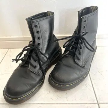 닥터마틴 8홀 부츠 블랙 25cm