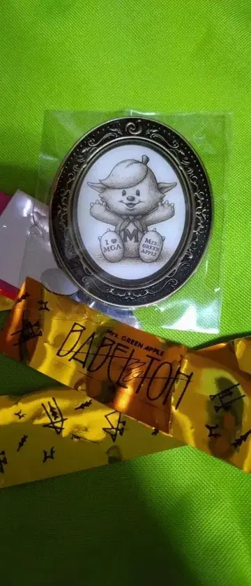 바벨탑 FC 복권 당첨 메멜 핀즈 덤으로 종이와 금색 테이프 포함