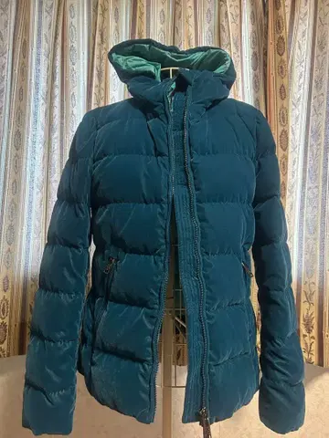 다크 그린 후드 부착 다운 자켓