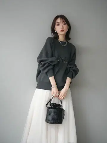 Lumier 맨투맨 스타일 비즈 로고 자수 니트 풀오버 차콜