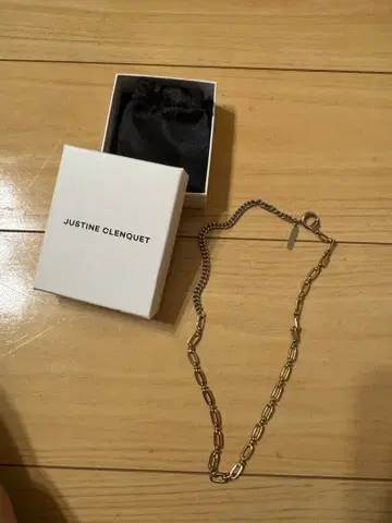 Justine Clenquet Jamie 초커