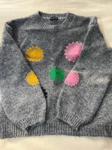 꽃무늬 자수 그레이 니트 스웨터 긴팔