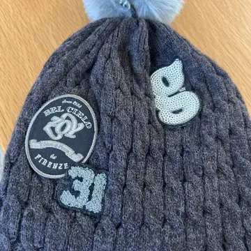 ZOY 리브 니트 모자 다크 그레이 폼폼 포함