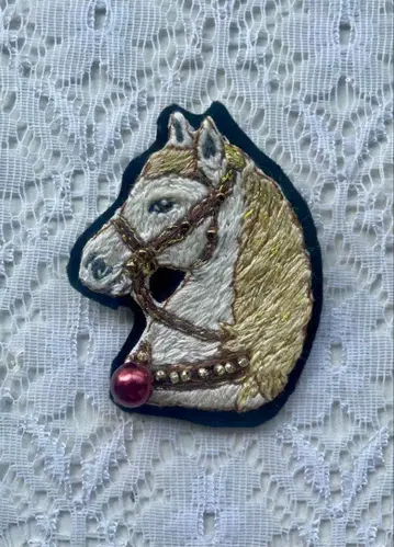상서로운 흰 준마 수제 브로치