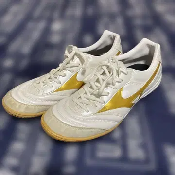 일본 국내 2000족 한정판 미즈노 모렐리아 풋살화 화이트/골드