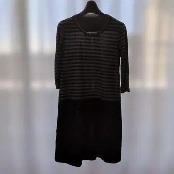 블랙 스트라이프 7부 소매 무릎 기장 원피스